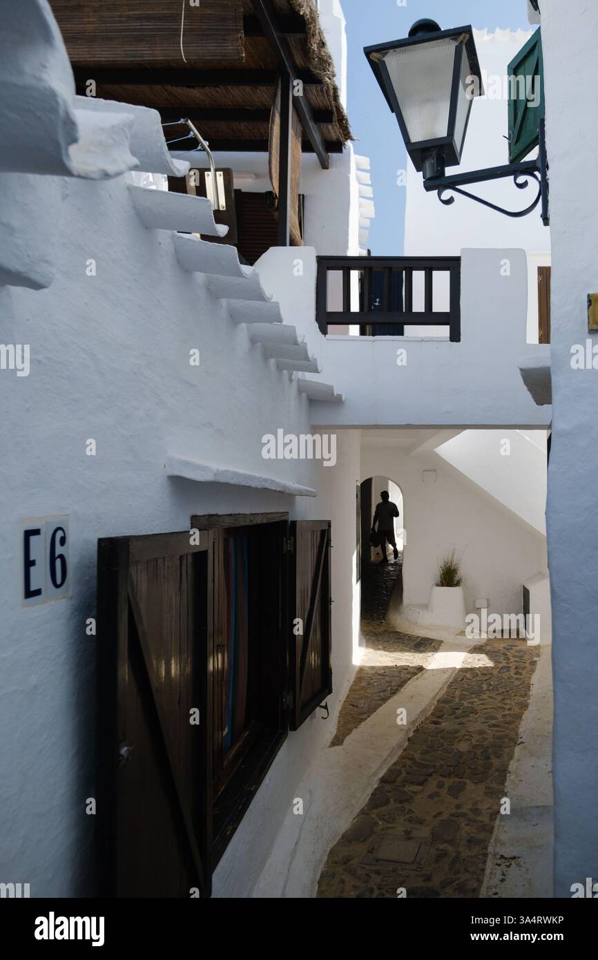 Casa bianca della peculiare città di Binibeca a Minorca, Isole Baleari, Spagna Foto Stock