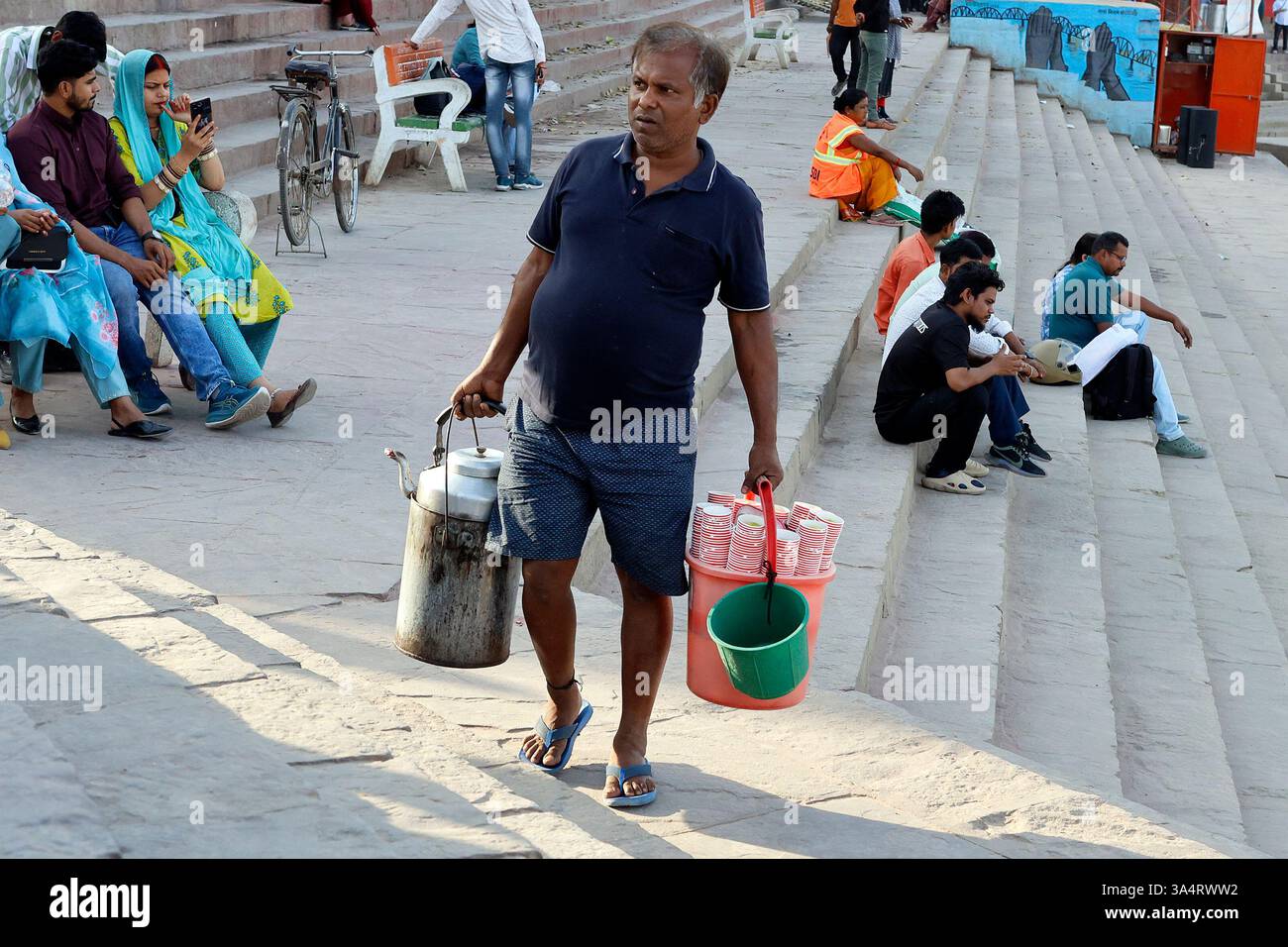 Venditore di Chai sui ghat a Varanasi, Uttar Pradesh, India Foto Stock