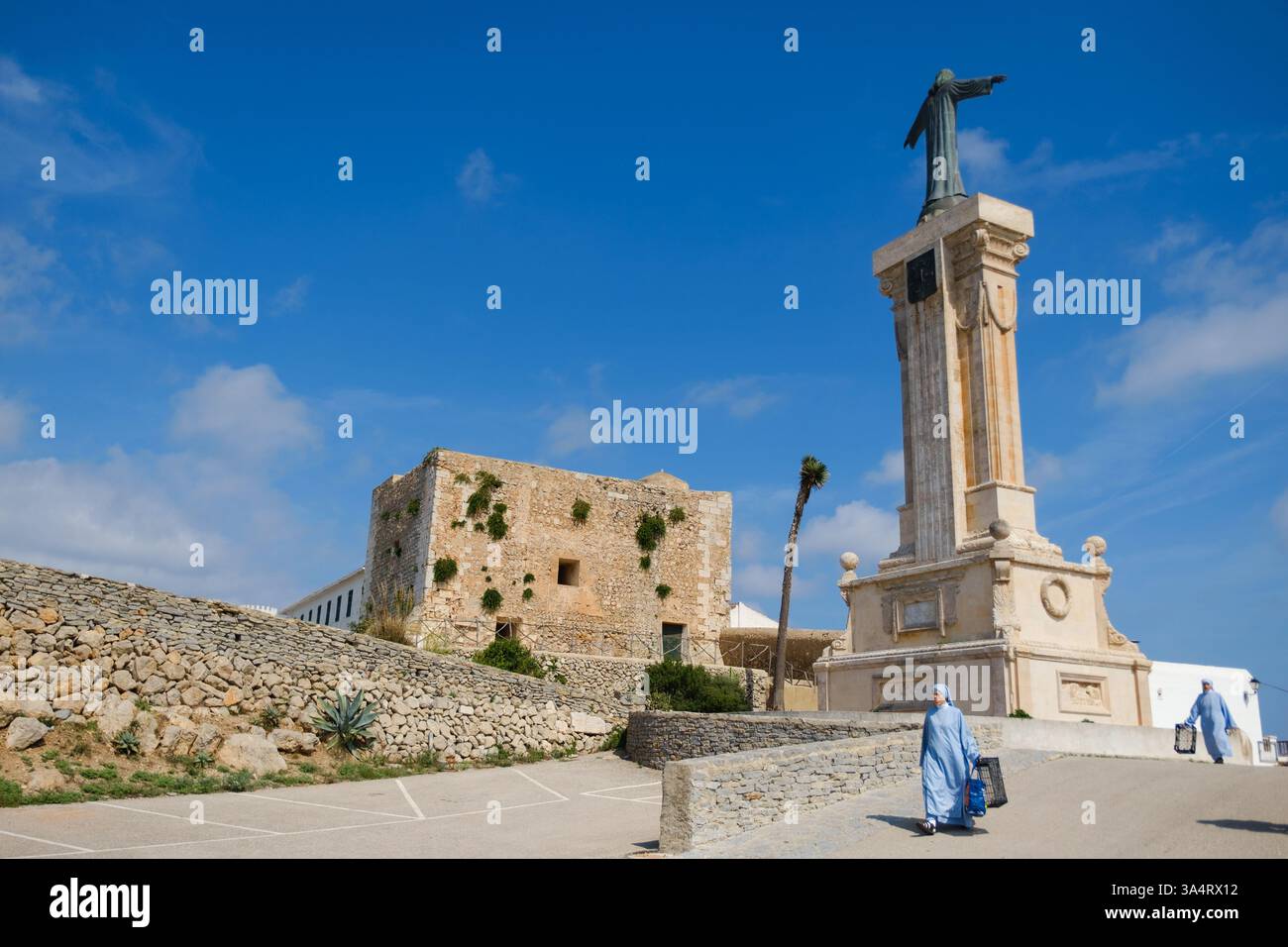 Suore vestite di blu che camminano a El Toro, la montagna più alta di Minorca. Isole Baleari, Spagna Foto Stock