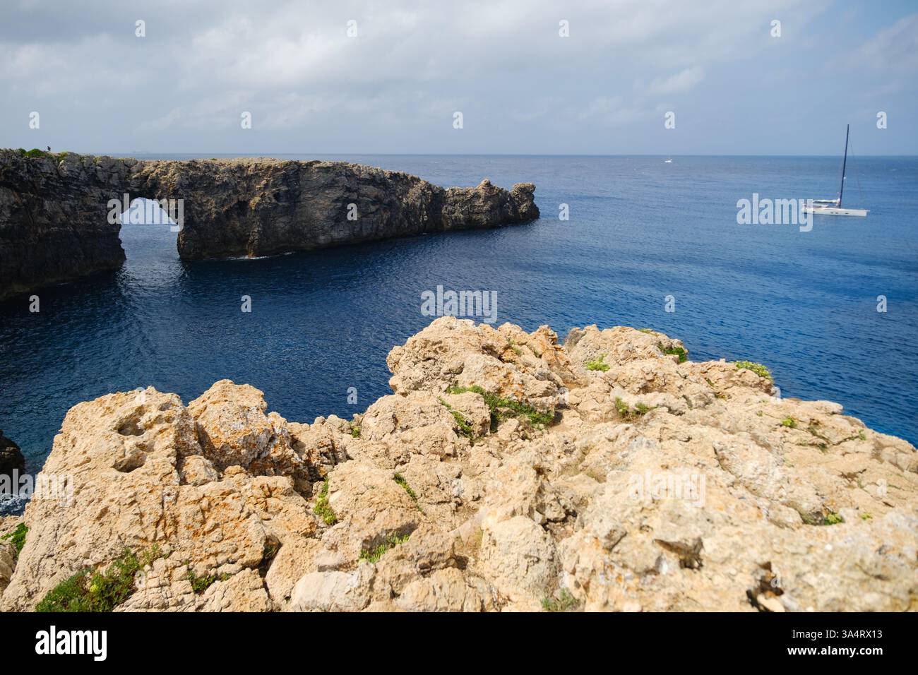 Pont d'en Gil, un ponte naturale sulle scogliere del Mediterraneo di Ciutadella, Minorca, Isole Baleari, Spagna Foto Stock