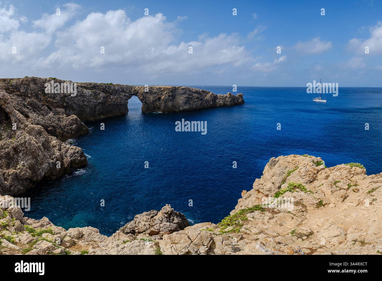 Pont d'en Gil, un ponte naturale sulle scogliere del Mediterraneo di Ciutadella, Minorca, Isole Baleari, Spagna Foto Stock