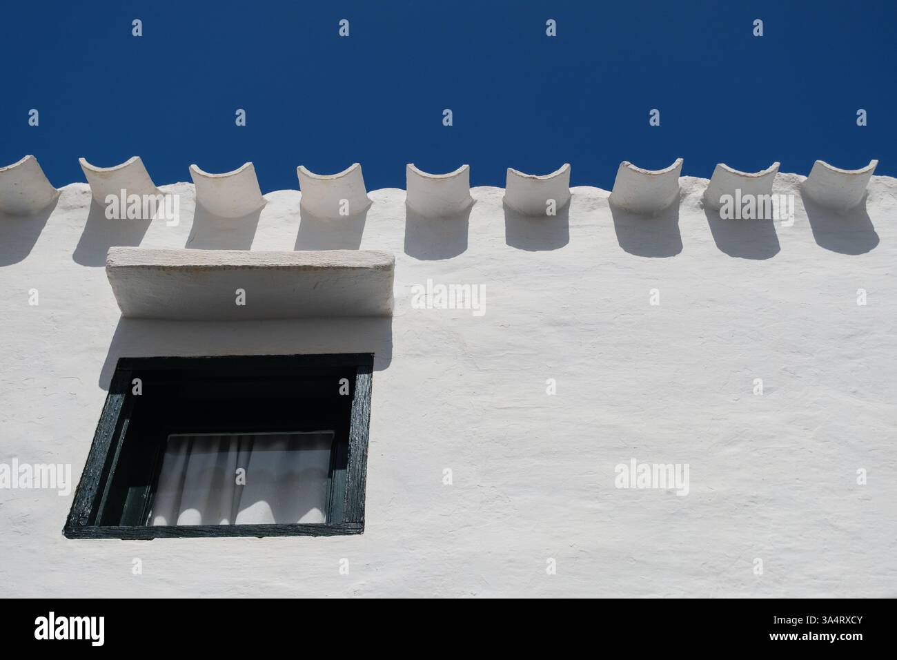 Casa bianca della peculiare città di Binibeca a Minorca, Isole Baleari, Spagna Foto Stock