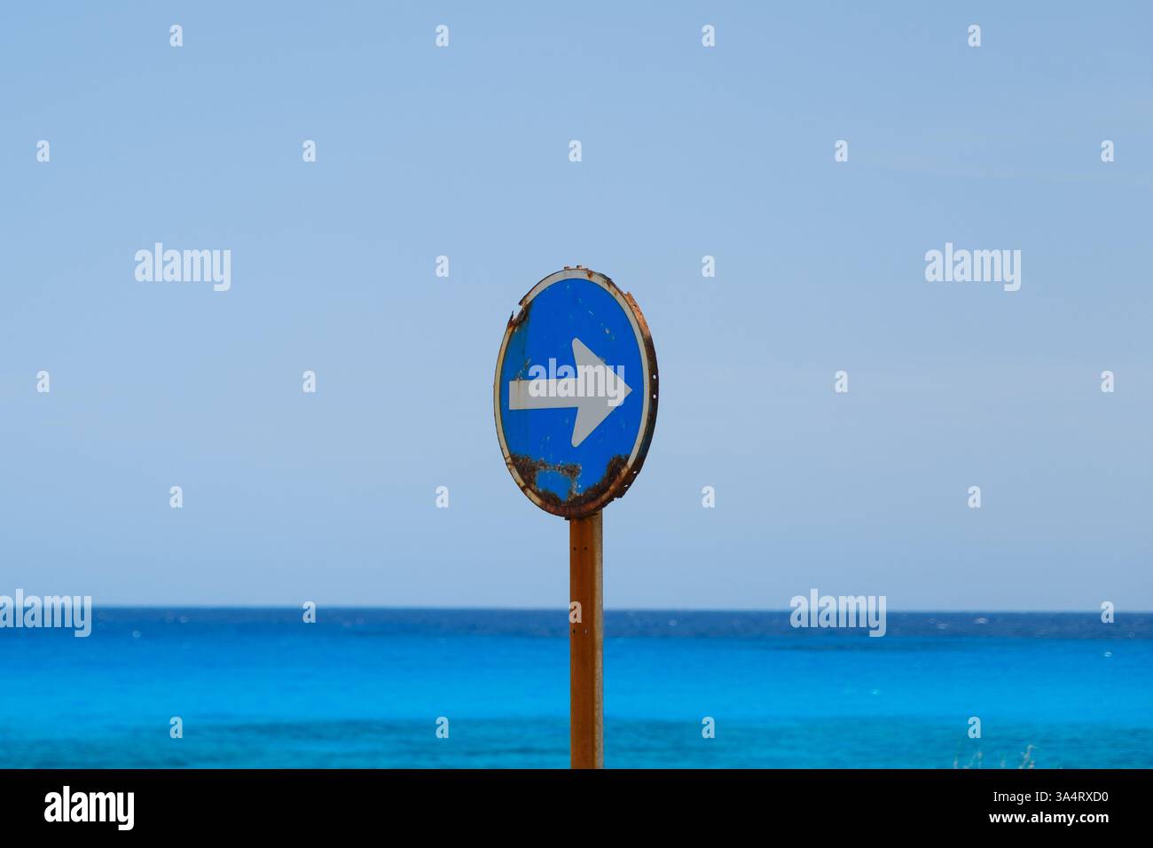 Segnaletica stradale ruvida sul Mar Mediterraneo a Minorca, Spagna Foto Stock