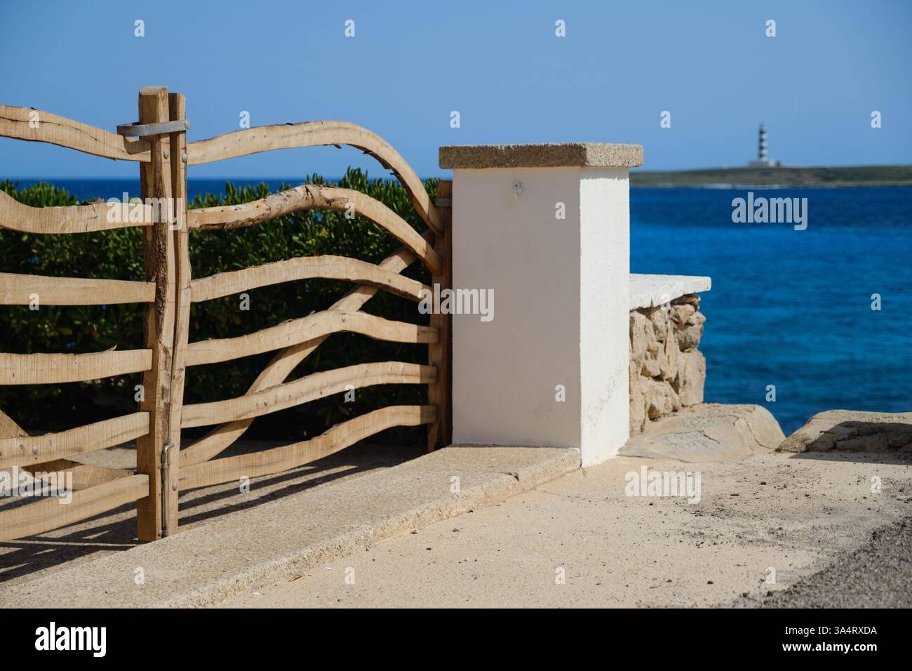 Tanca menorquina, tradicionalment fetes amb fusta amb un disseny icònic i inconfuse Foto Stock