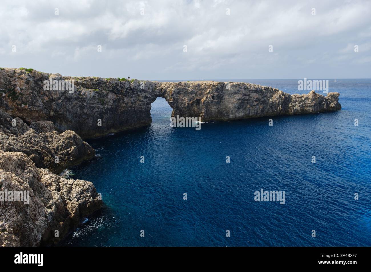 Pont d'en Gil, un ponte naturale sulle scogliere del Mediterraneo di Ciutadella, Minorca, Isole Baleari, Spagna Foto Stock