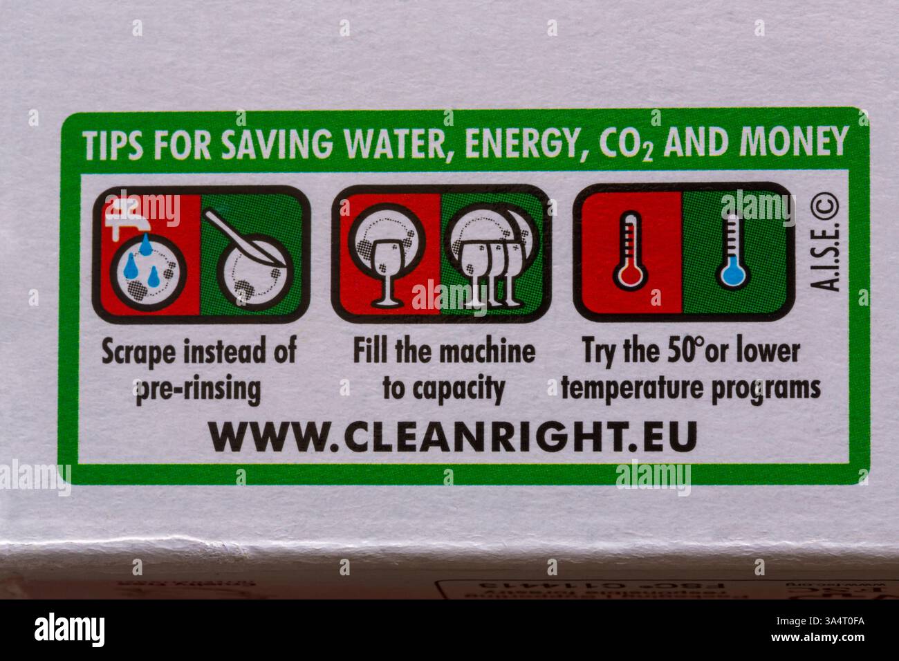 Suggerimenti per risparmiare acqua energia CO2 e denaro informazioni sulla scatola di lavastoviglie Essential Waitrose All-in-One compresse di limone Foto Stock