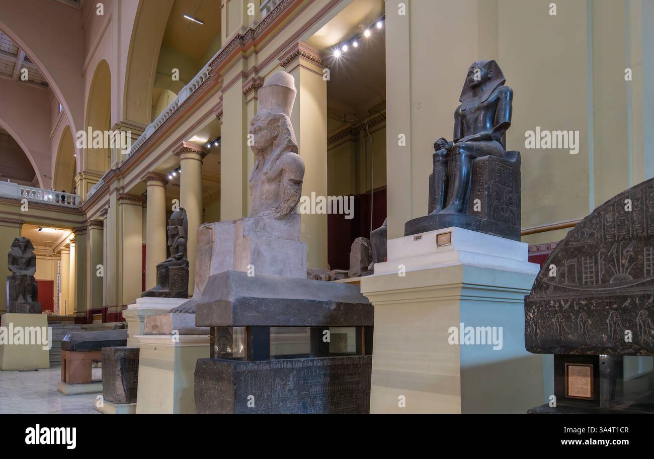 Cairo, Egitto - 13 gennaio 2025: Una collezione di antiche statue egiziane è esposta in una spaziosa sala del Museo del Cairo. Le statue, che variano in Foto Stock
