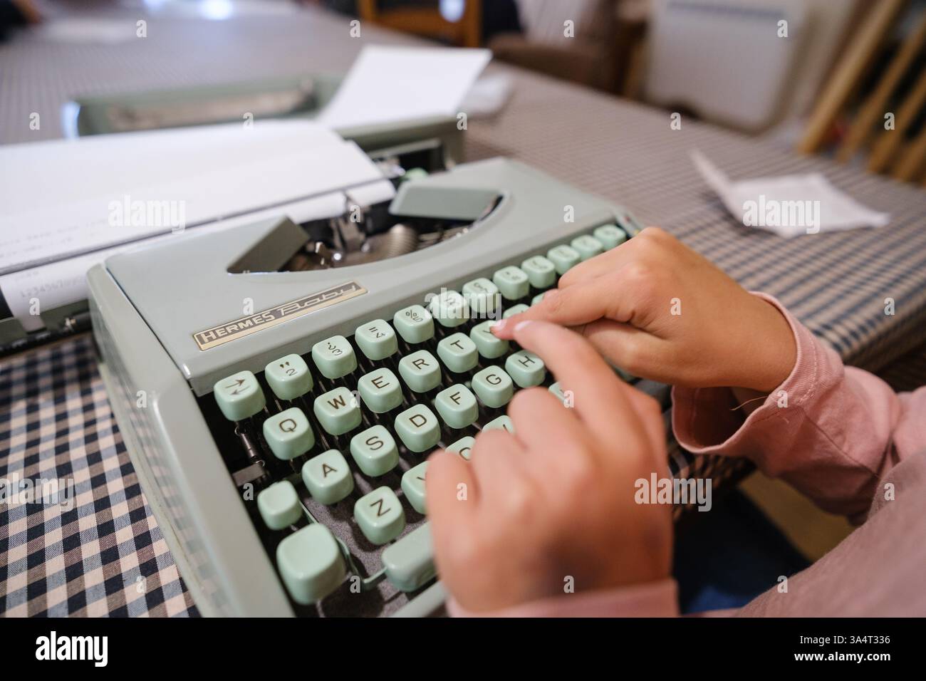 Un bambino che usa un vecchio sistema di scrittura Foto Stock