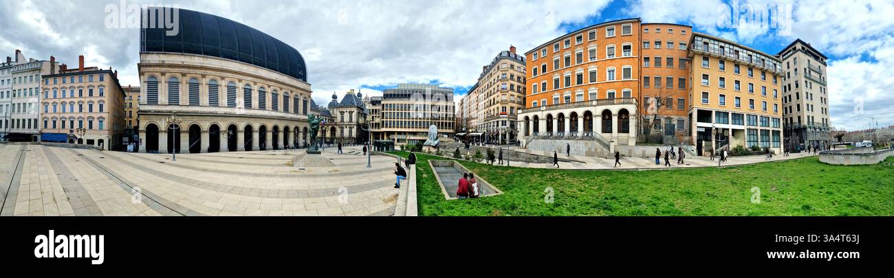 Destinazioni di viaggio in Francia. Splendida architettura della città di Lione. Panorama dell'edificio dell'Opera e della piazza in centro. Paesaggio urbano Foto Stock