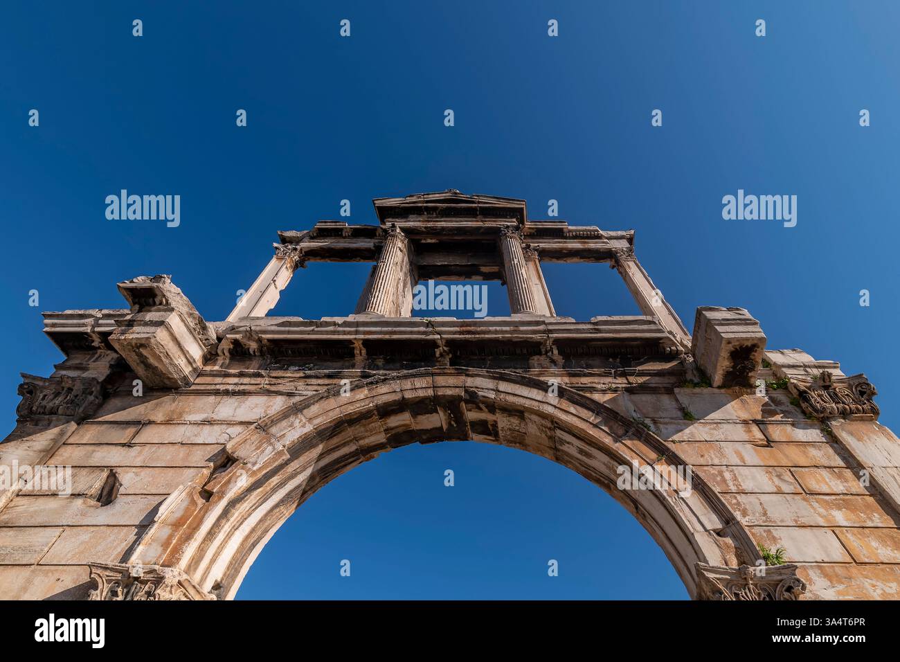 Vista dal basso dell'Arco di Adriano, Atene, Grecia Foto Stock