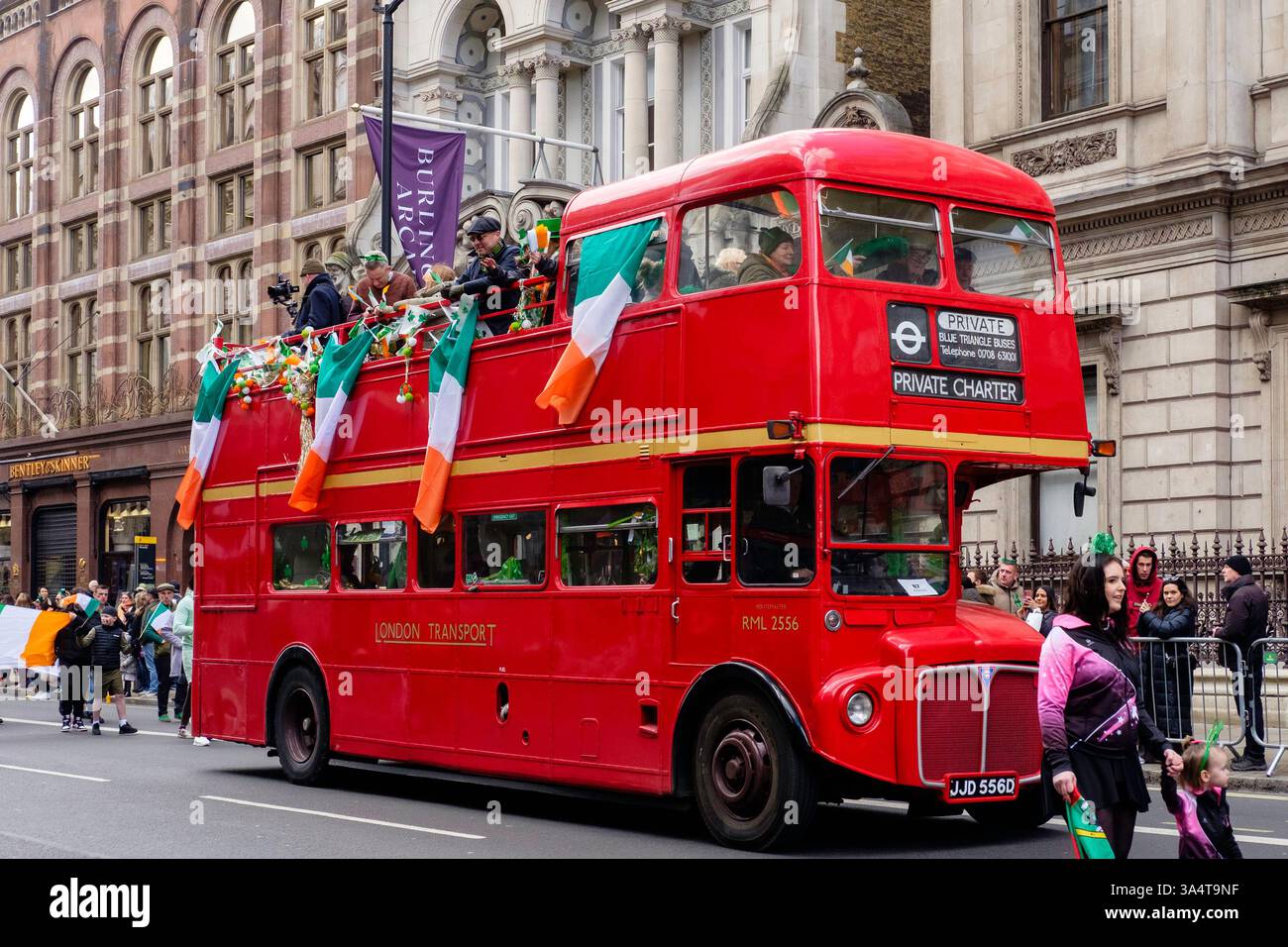 Sfilata del giorno di San Patrizio 2025 a Londra, Regno Unito. Un iconico autobus London Transport Routemaster trasporta i partecipanti alla sfilata. Foto Stock