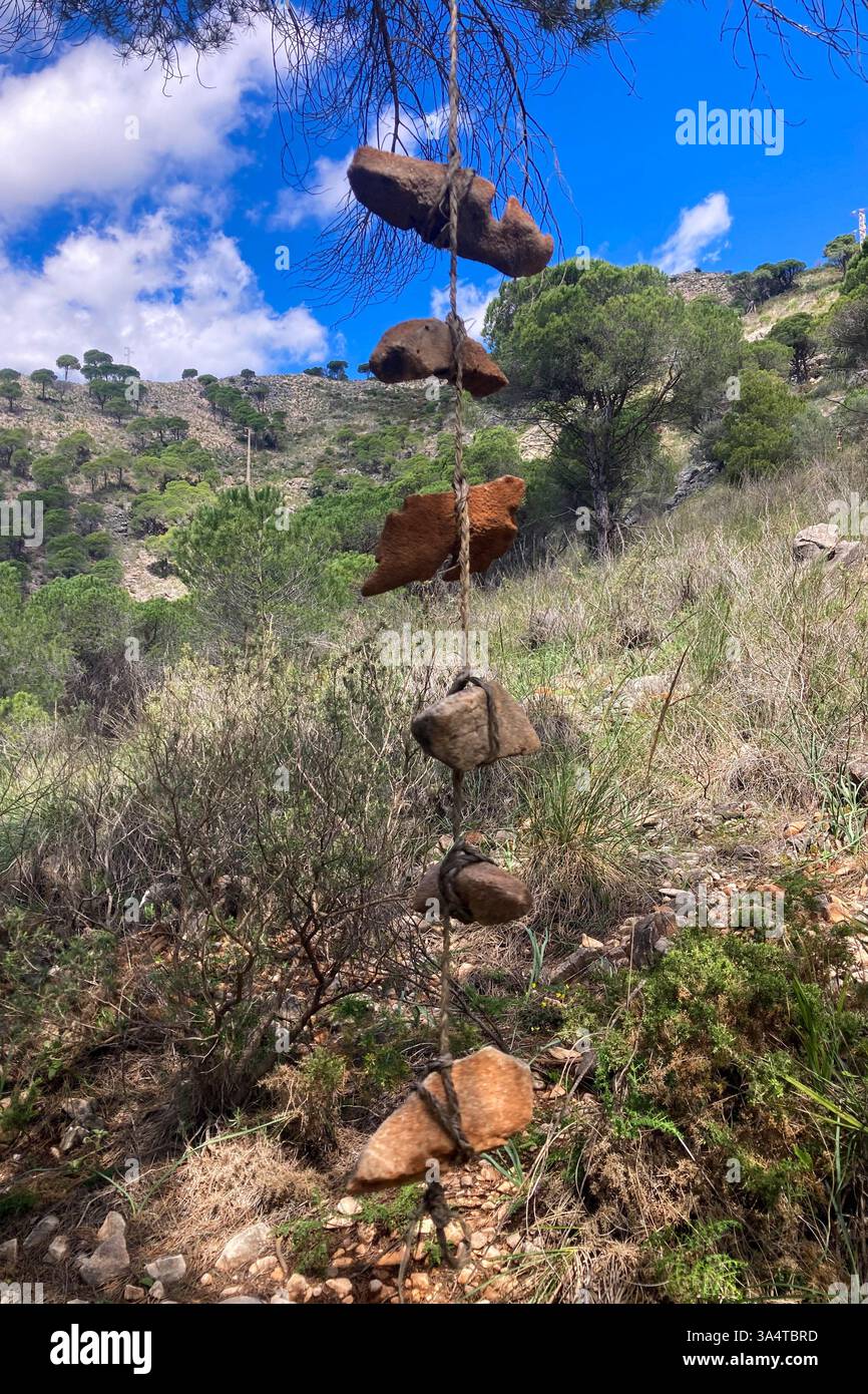 La vista panoramica si estende dal sentiero panoramico che conduce alla vetta Mijas, mostrando gli splendidi paesaggi dell'Andalusia, Malaga, Spagna - Immagine stock catturata con smartphone