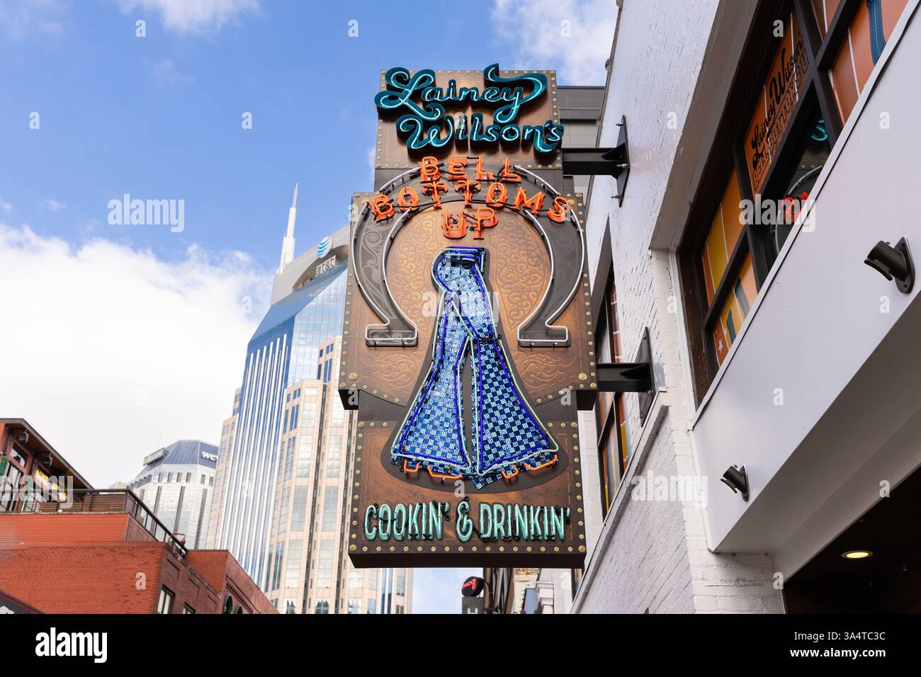 Il Lainey Wilson's Bell Bottoms Up è il bar e ristorante delle stelle della musica country nel centro di Nashville sulla 3rd Avenue. Foto Stock
