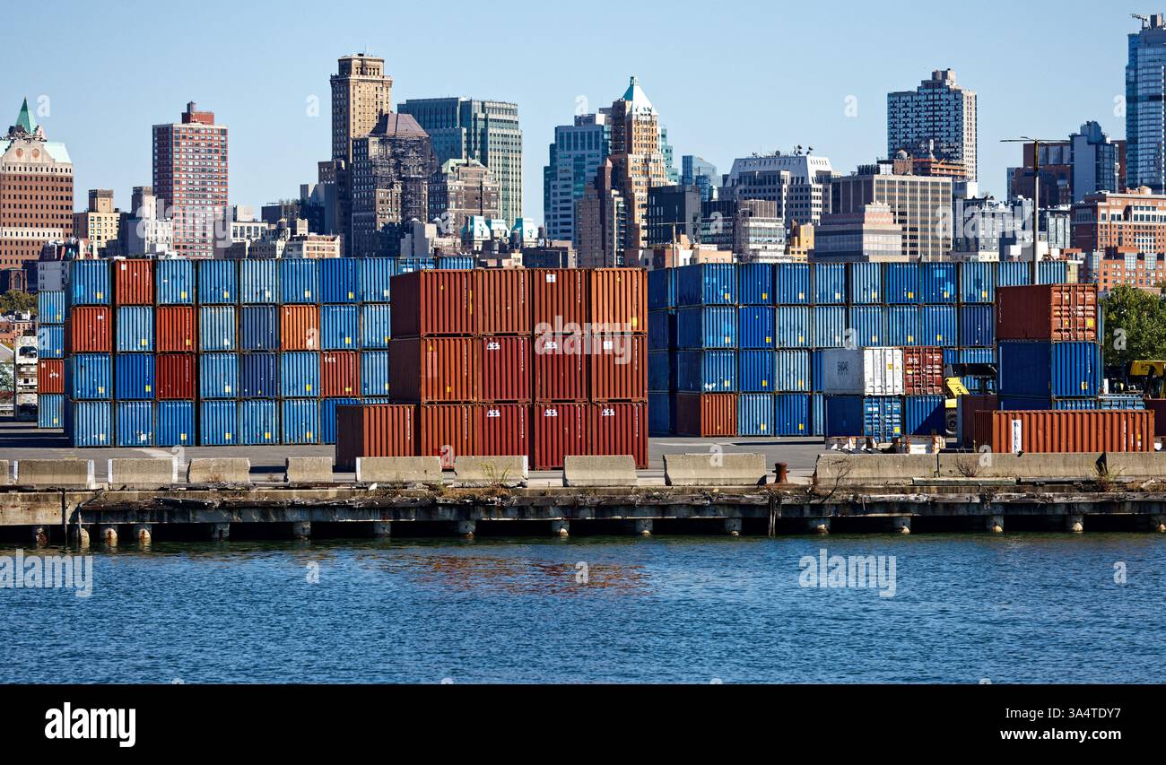 Pile di contenitori per spedizioni al Red Hook Container Terminal di Red Hook, Brooklyn, una struttura di trasferimento merci intermodale. Foto Stock