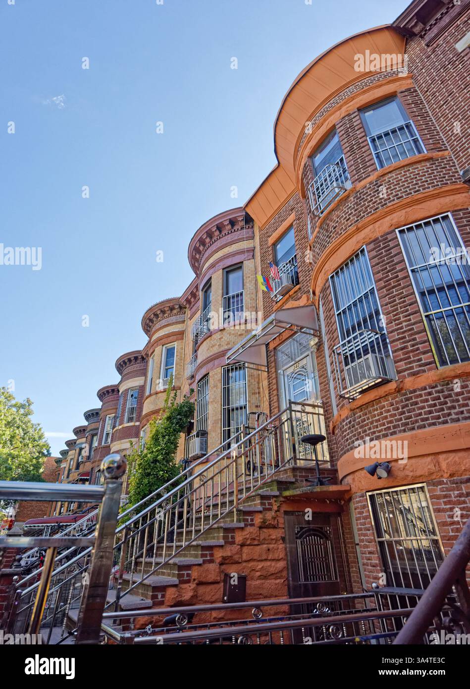 Una fila di case di due famiglie in mattoni e terracotta sulla 58th Street a Sunset Park, Brooklyn, con caratteristiche facciate bulbose e alte cime. Foto Stock
