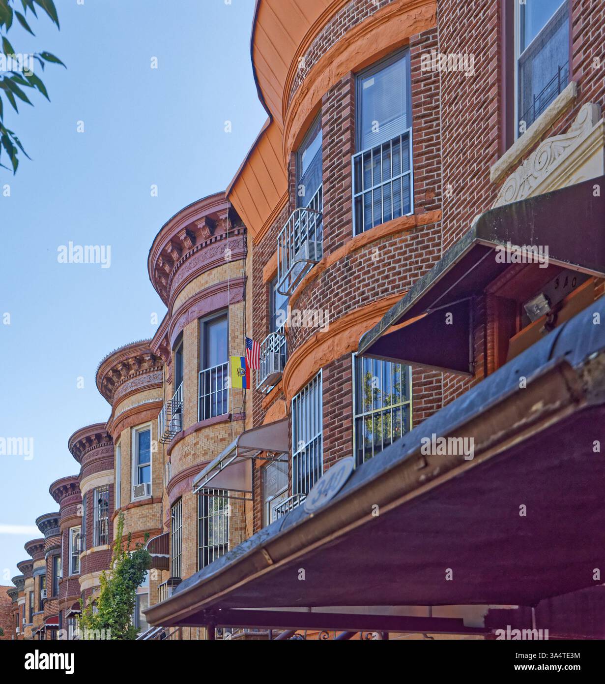 Una fila di case di due famiglie in mattoni e terracotta sulla 58th Street a Sunset Park, Brooklyn, con caratteristiche facciate bulbose e alte cime. Foto Stock