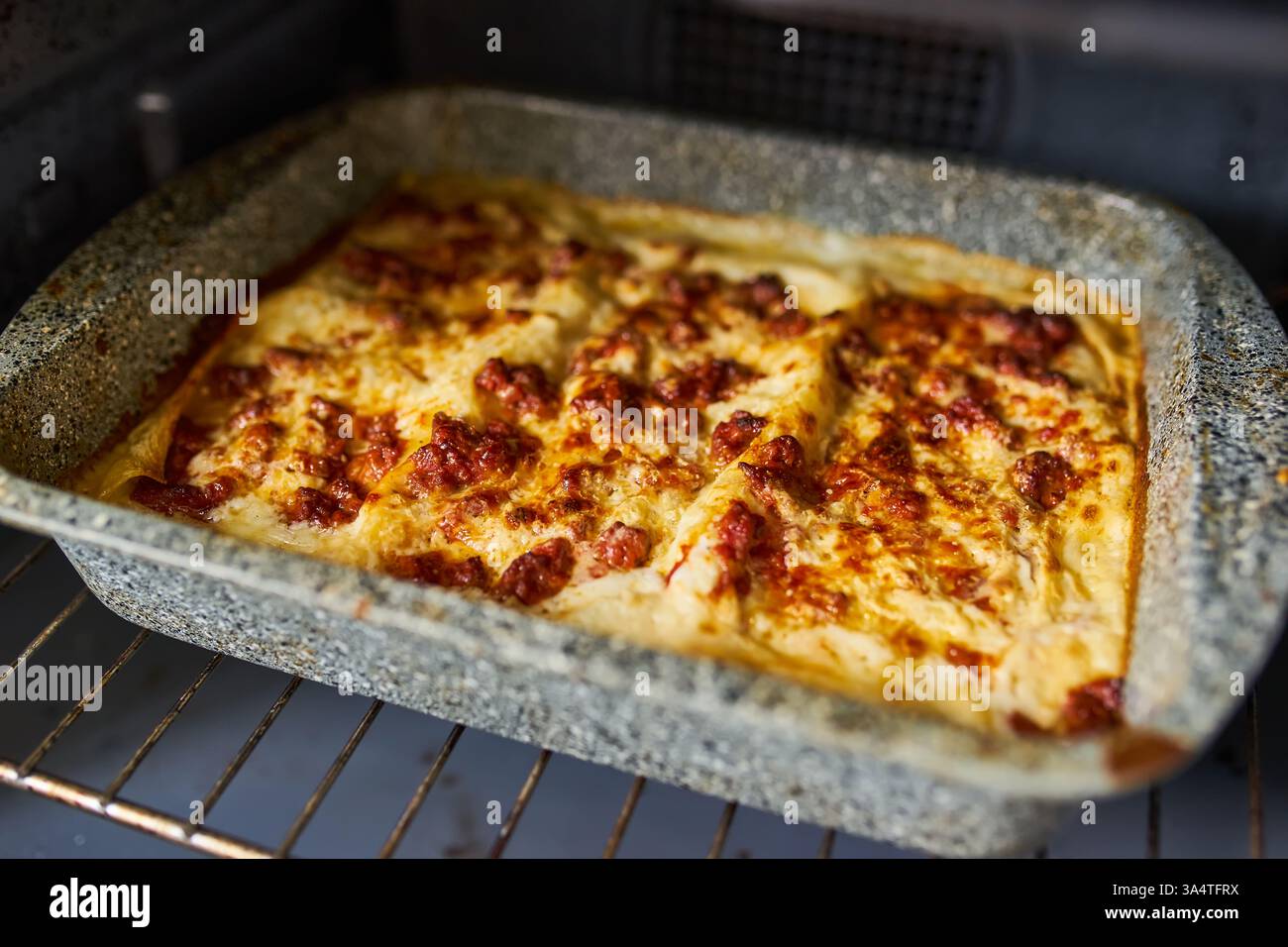 Una deliziosa lasagna cuoce alla perfezione nel forno. Foto Stock