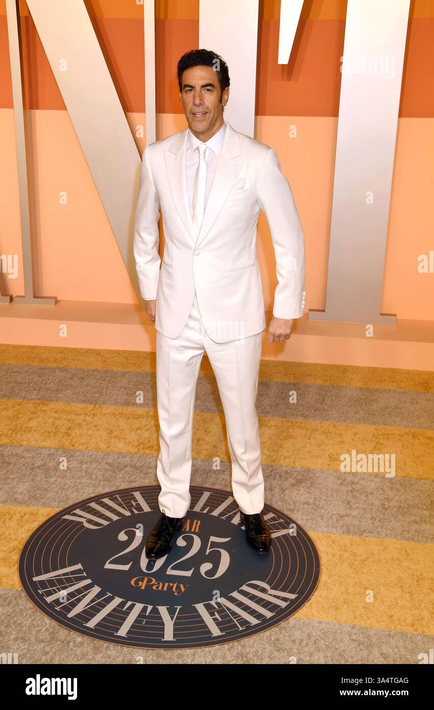 BEVERLY HILLS, CALIFORNIA - 2 MARZO: Sacha Baron Cohen partecipa al Vanity Fair Oscar Party del 2025 condotto da Radhika Jones al Wallis Annenberg Center fo Foto Stock