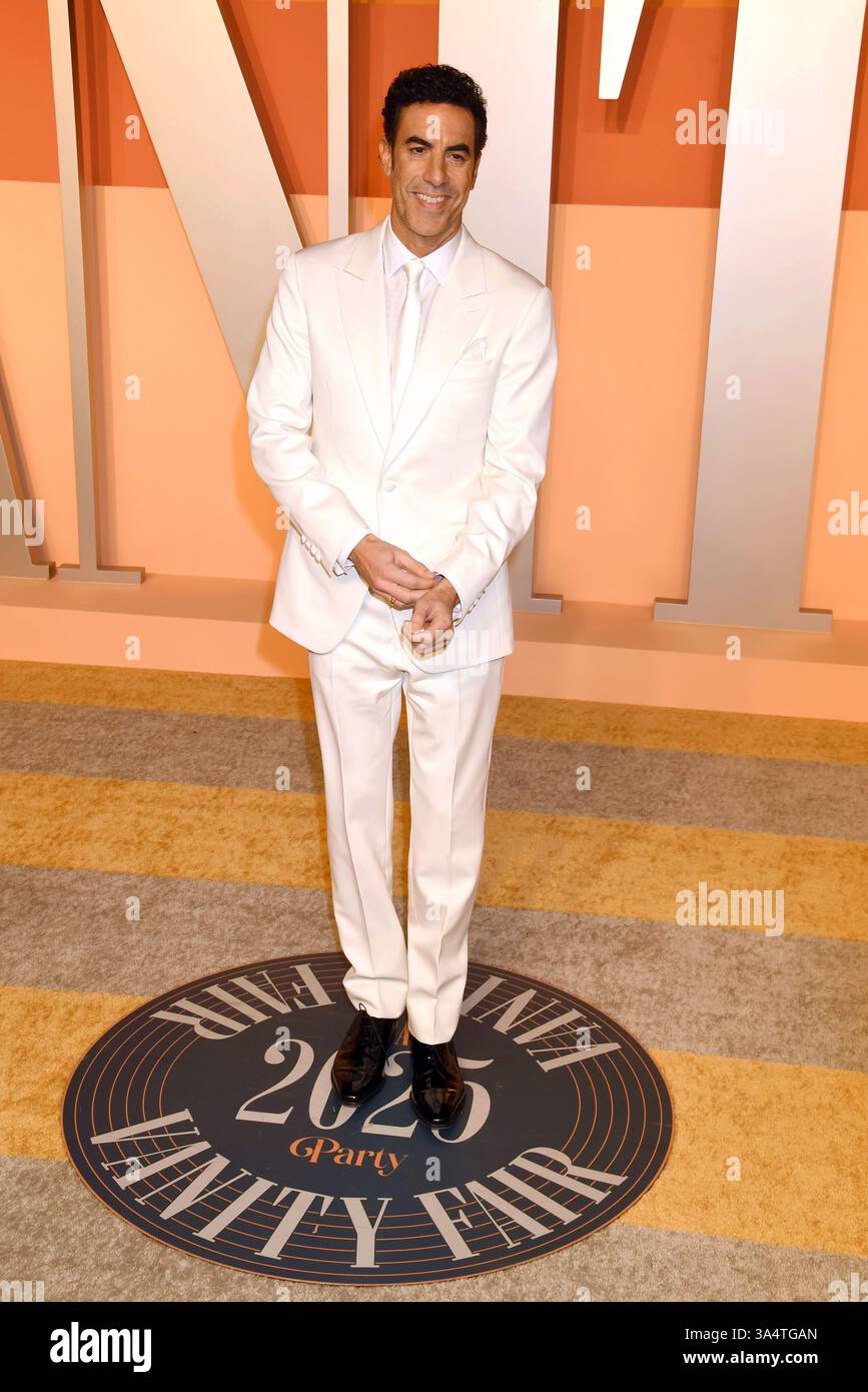 BEVERLY HILLS, CALIFORNIA - 2 MARZO: Sacha Baron Cohen partecipa al Vanity Fair Oscar Party del 2025 condotto da Radhika Jones al Wallis Annenberg Center fo Foto Stock