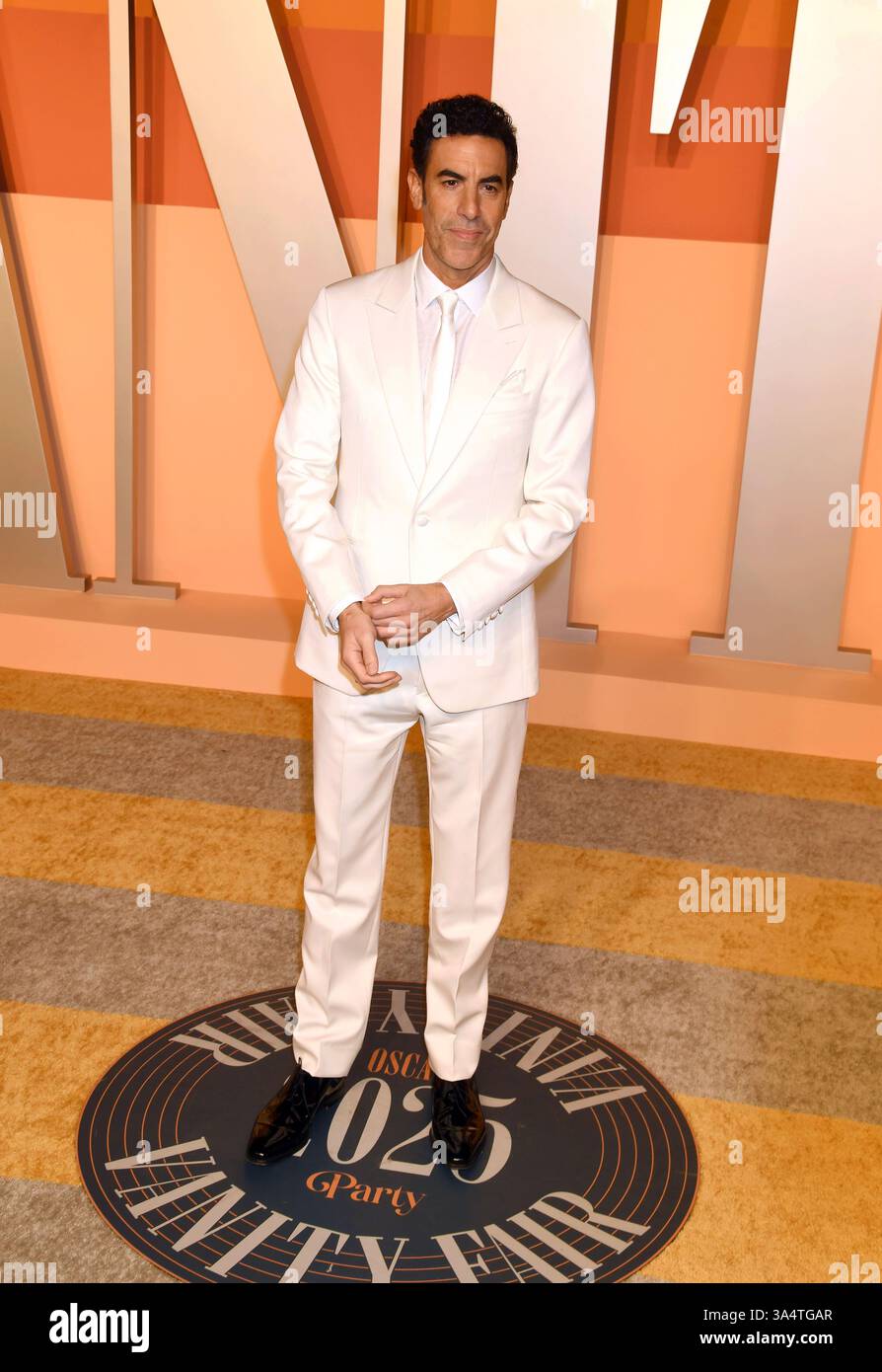 BEVERLY HILLS, CALIFORNIA - 2 MARZO: Sacha Baron Cohen partecipa al Vanity Fair Oscar Party del 2025 condotto da Radhika Jones al Wallis Annenberg Center fo Foto Stock
