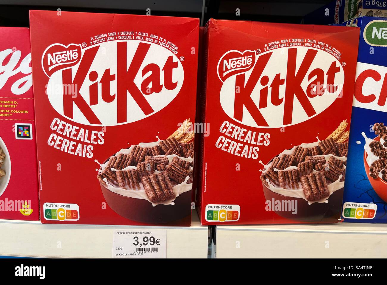 Due scatole di cereali Kit Kat su un ripiano del supermercato a Playa de las Américas. Arona, Tenerife, Isole Canarie, Spagna. 2 febbraio 2025. - Immagine stock catturata con smartphone