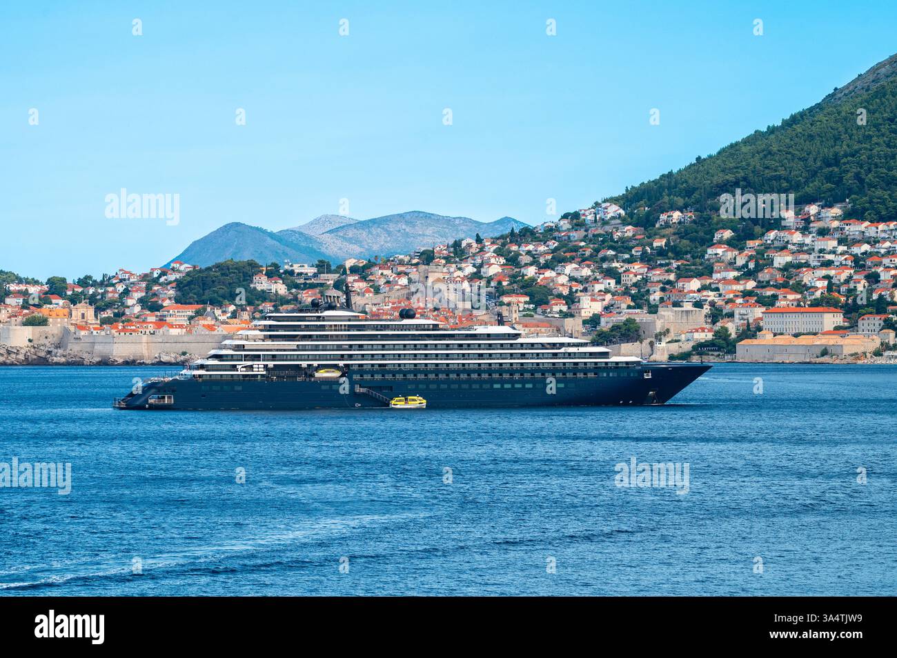 Dubrovnik, Croazia - 25 luglio 2024: Yacht di lusso Evrima Ritz-Carlton nel porto di Dubrovnik. Foto Stock