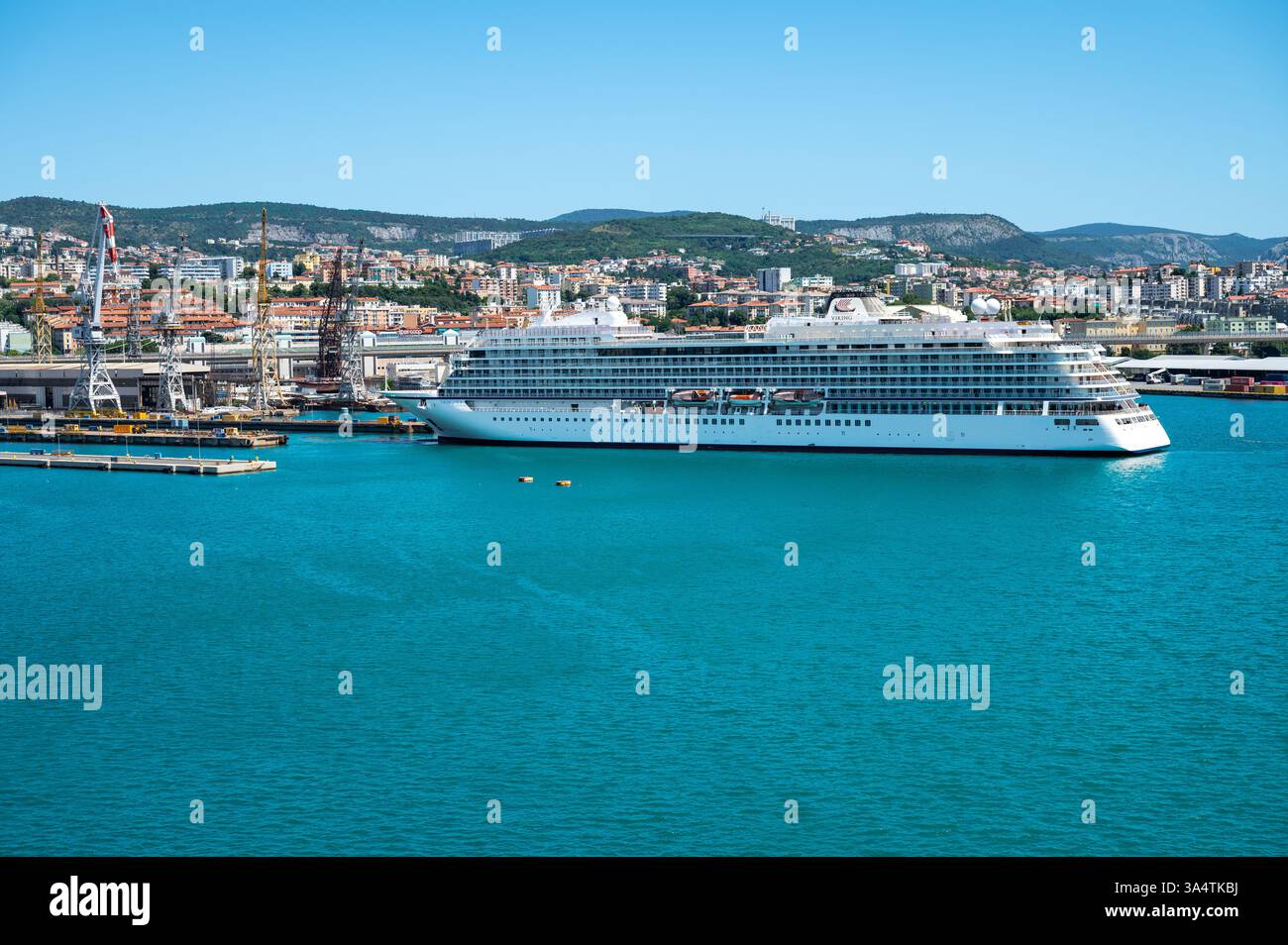 Trieste, Italia - 29 luglio 2024: Nuova nave da crociera Viking Vela nel porto di Trieste. Foto Stock