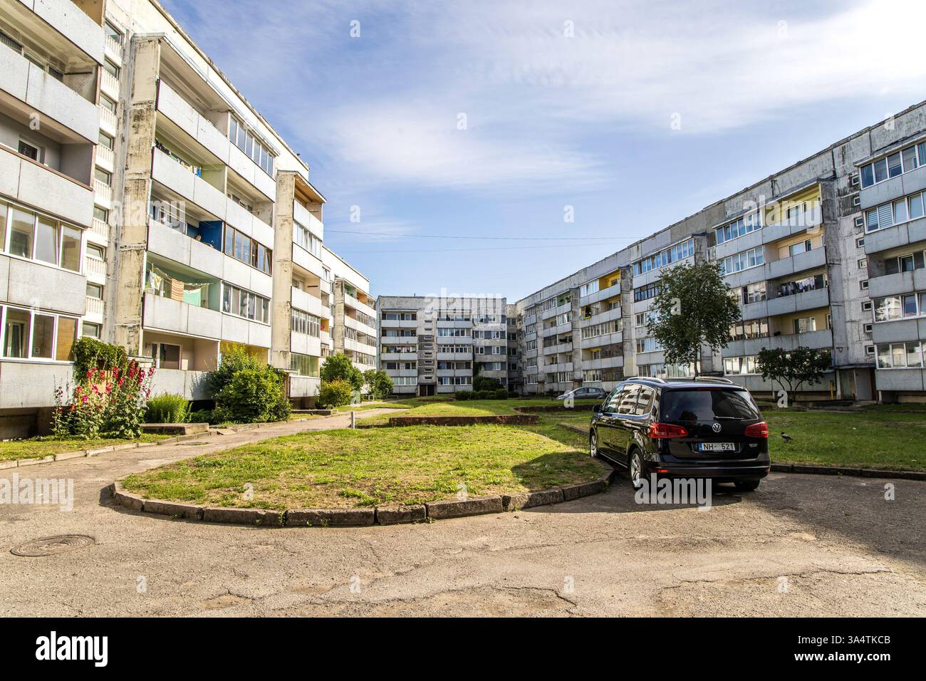 Liepaja , Lettonia- 7 luglio 2023: Vecchio condominio di vecchia costruzione di epoca sovietica costruzione di grandi pannelli Foto Stock