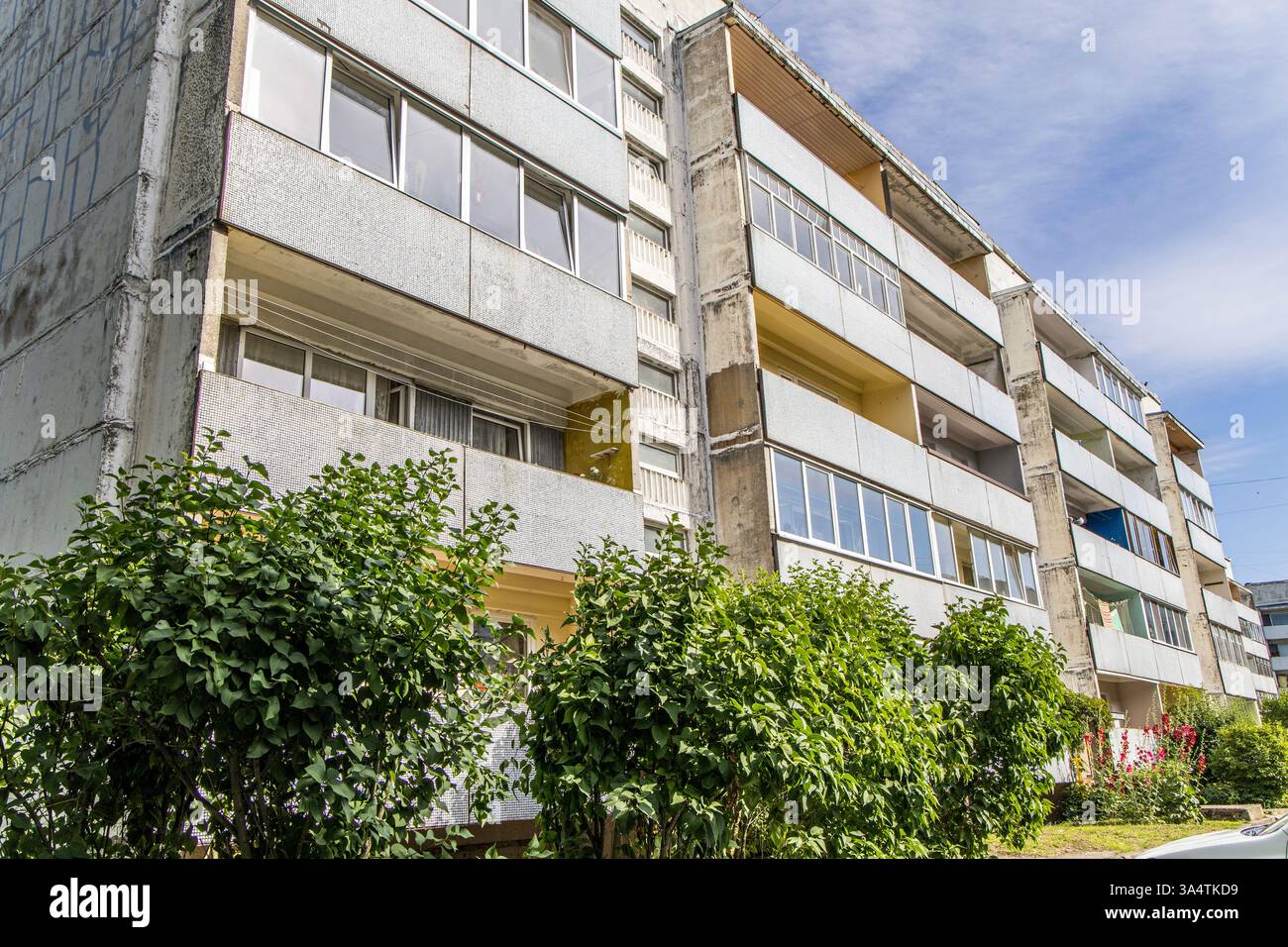 Liepaja , Lettonia- 7 luglio 2023: Vecchio condominio di vecchia costruzione di epoca sovietica costruzione di grandi pannelli Foto Stock