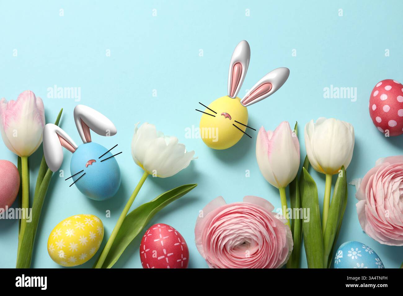 Uova di Pasqua e fiori luminosi su sfondo azzurro, vista dall'alto. Alcuni con orecchie conigliette, naso e baffi Foto Stock