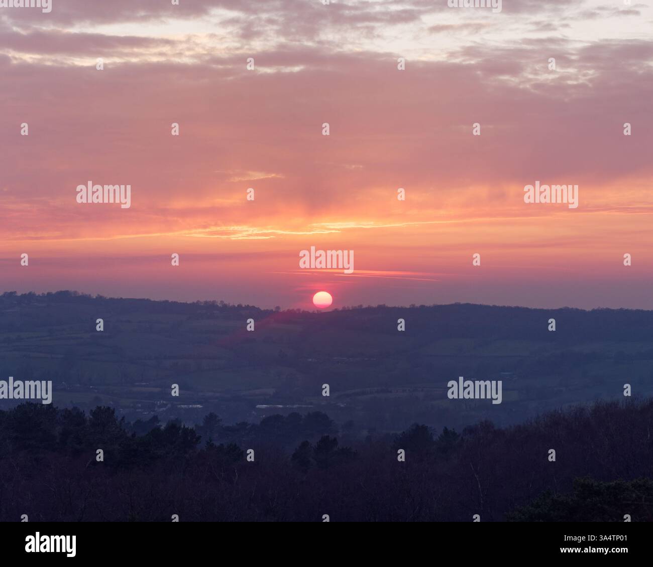 Il sole tramonta sulle colline e sulla campagna piena di campi terrazzati a Biddulph, Staffordshire, marzo 25 Foto Stock