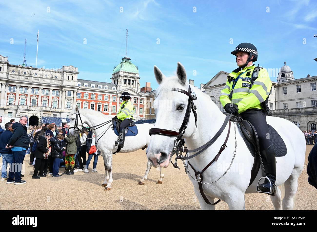 Polizia a cavallo, cambio della guardia, Horse Guards Parade, Londra, Regno Unito Foto Stock