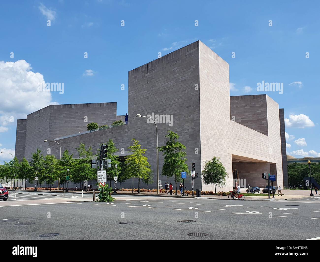 La facciata dall'architettura moderna dell'East Building della National Gallery of Art sul National Mall della capitale americana Washington DC. Foto Stock