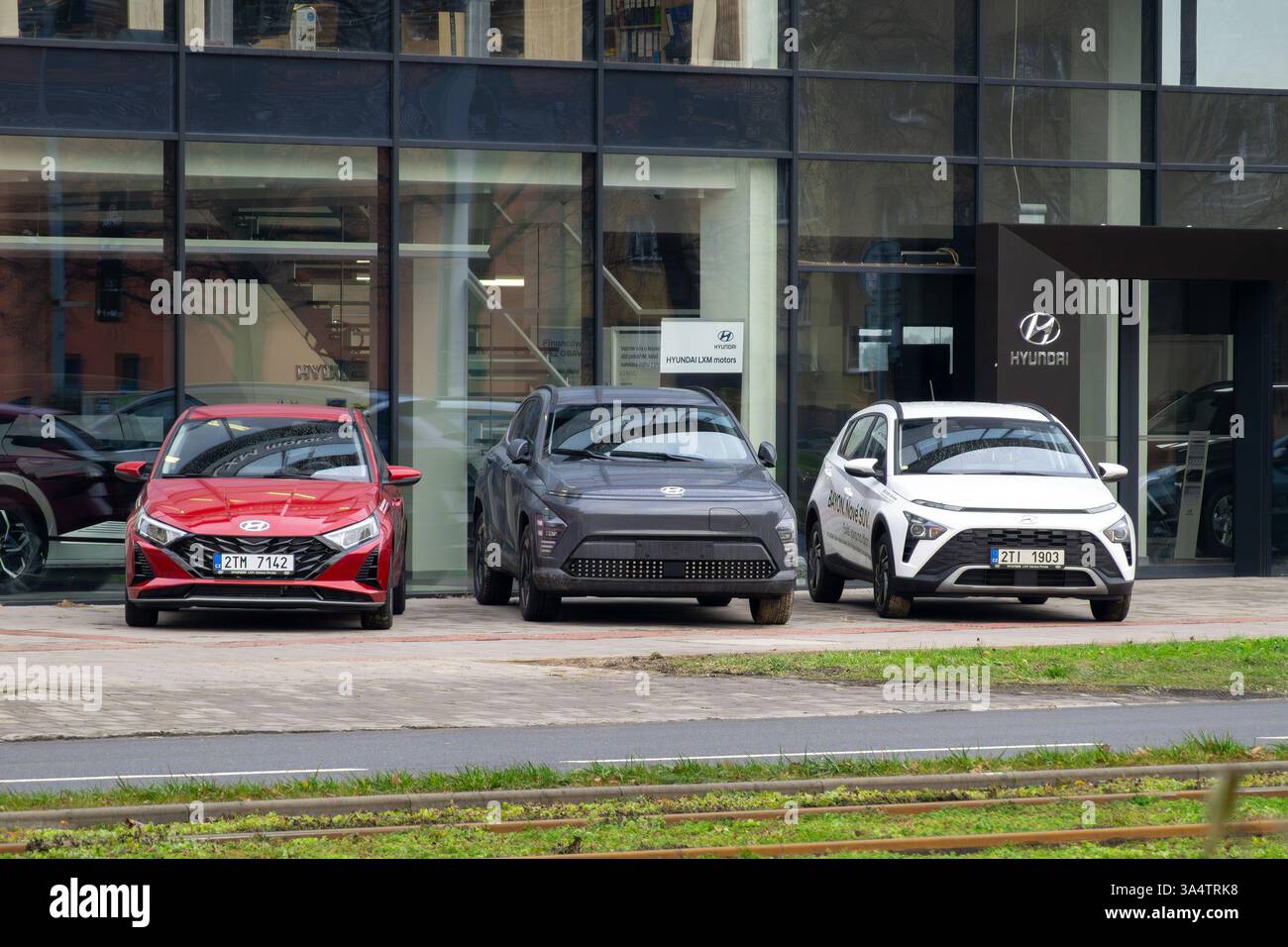 OSTRAVA, CECHIA - 16 DICEMBRE 2023: Hyundai si trova in concessionaria in Repubblica Ceca, i20, Kona elettrica e Bayon Foto Stock