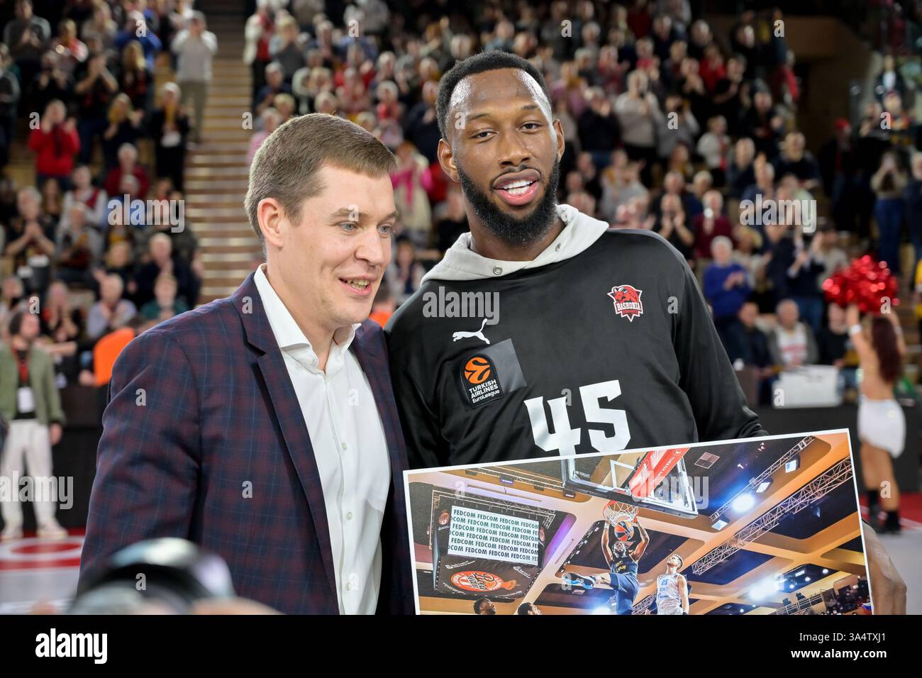 Il giocatore di Baskonia n. 45 Donta Hall (ex giocatore di Monaco) riceve dal General manager Oleskiy Yefimov un omaggio durante la partita di Eurolega di pallacanestro della Turkish Airlines tra AS Monaco e Baskonia Vitoria alla Salle Gaston Medecin. Punteggio finale: AS Monaco 92 - 85 Baskonia Vitoria. Foto Stock