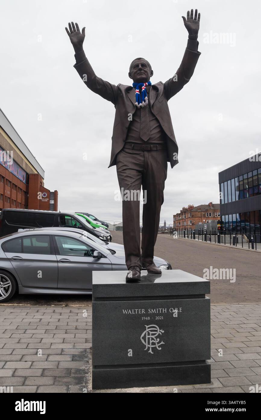 Walter Ferguson Smith OBE (24 febbraio 1948 - 26 ottobre 2021) statua di fronte al Copland Road Stand di Ibrox Foto Stock
