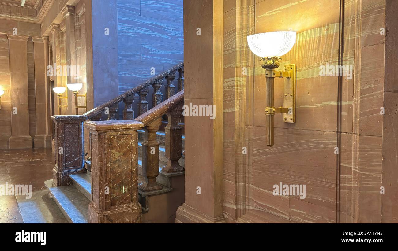 Vista interna del castello del Palazzo Imperiale a Poznan. Località turistica famosa per i vecchi edifici nel centro della città polacca - Immagine stock catturata con smartphone
