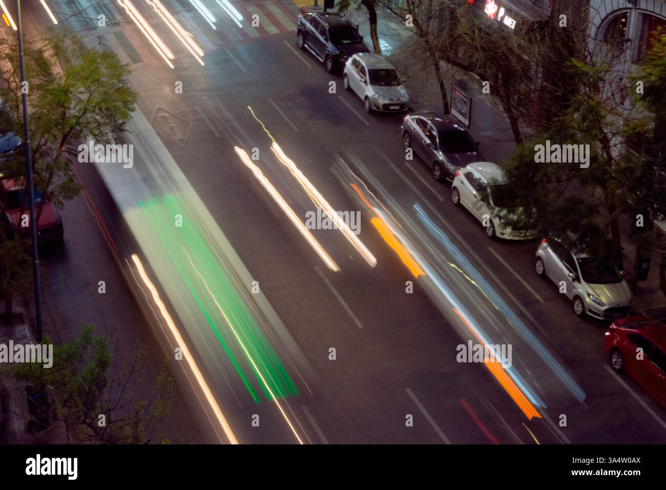 Auto che passano per la strada lasciando striature chiare, riprese lente. Foto Stock