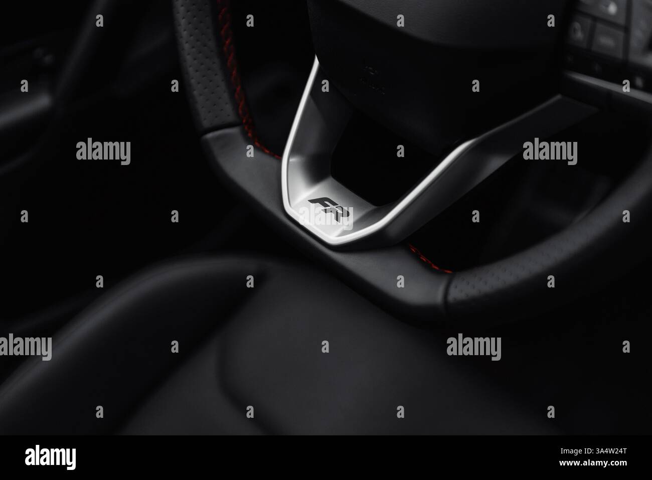 Parte inferiore DEL volante DEL SEDILE con elementi argentati. Volante in pelle con scritta "FR". Interni di un SUV moderno con sedili in pelle. Foto Stock