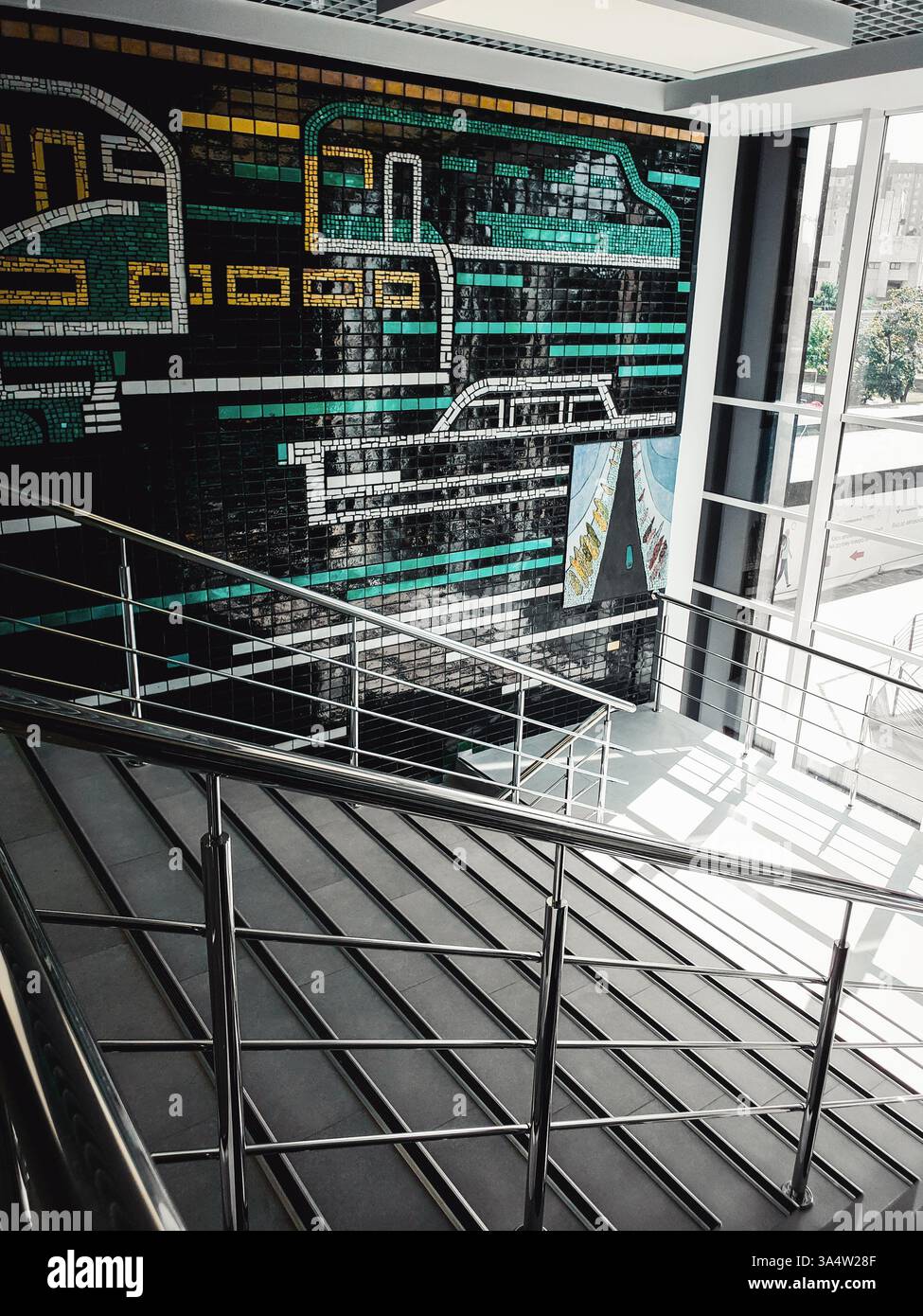 Interno pieno di mosaici della stazione centrale degli autobus. Pareti ricoperte di pezzi colorati raffiguranti autostrade con auto e autobus. Foto Stock