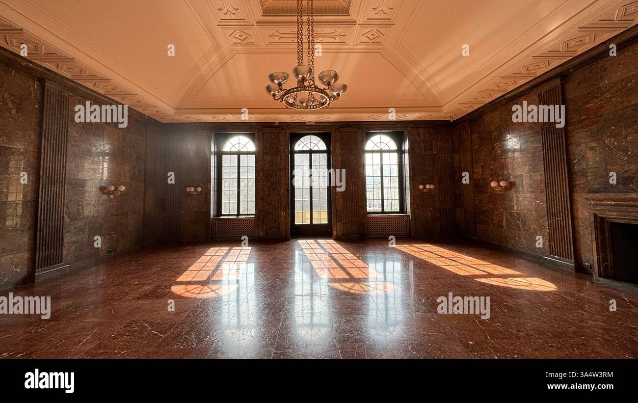 Vista interna del castello del Palazzo Imperiale a Poznan. Località turistica famosa per i vecchi edifici nel centro della città polacca - Immagine stock catturata con smartphone
