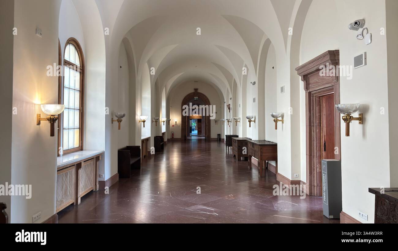 Vista interna del castello del Palazzo Imperiale a Poznan. Località turistica famosa per i vecchi edifici nel centro della città polacca - Immagine stock catturata con smartphone