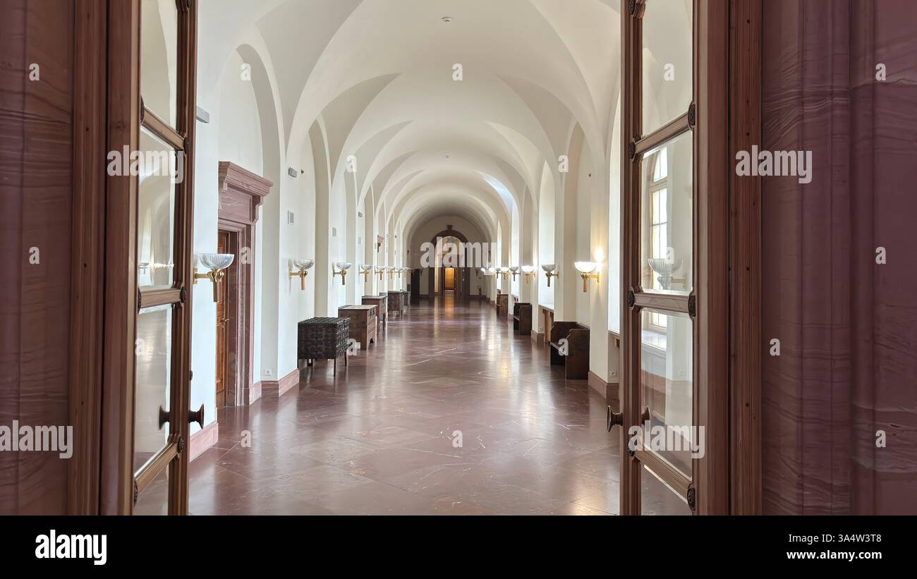 Vista interna del castello del Palazzo Imperiale a Poznan. Località turistica famosa per i vecchi edifici nel centro della città polacca - Immagine stock catturata con smartphone