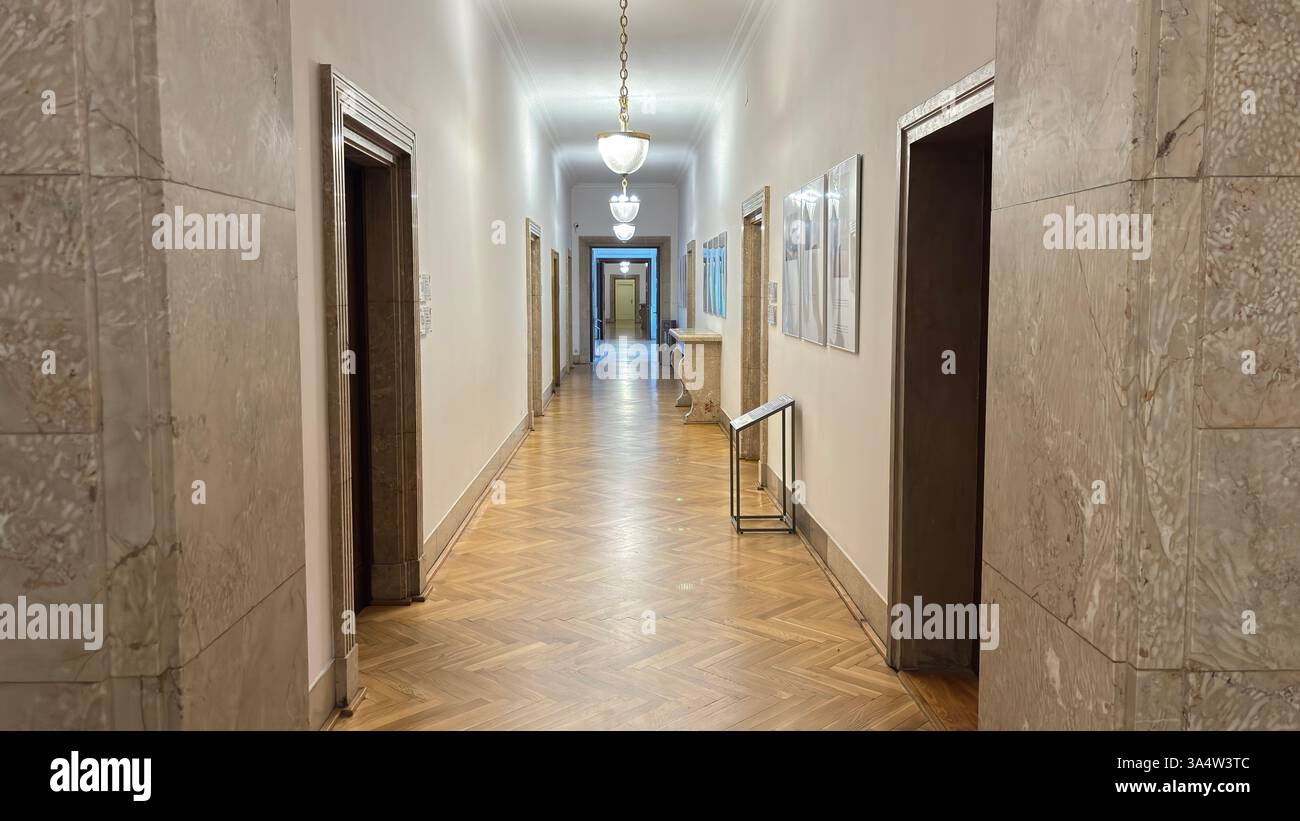Vista interna del castello del Palazzo Imperiale a Poznan. Località turistica famosa per i vecchi edifici nel centro della città polacca - Immagine stock catturata con smartphone