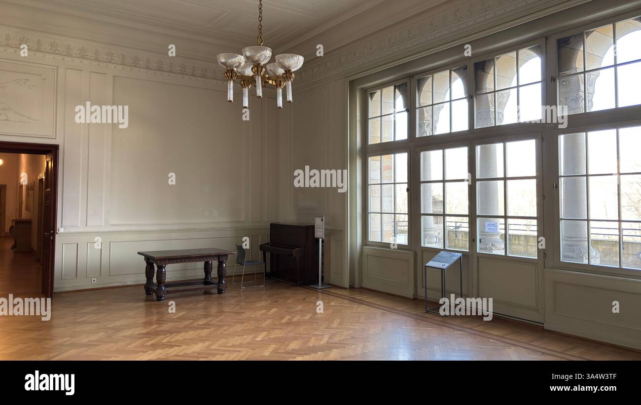Vista interna del castello del Palazzo Imperiale a Poznan. Località turistica famosa per i vecchi edifici nel centro della città polacca - Immagine stock catturata con smartphone