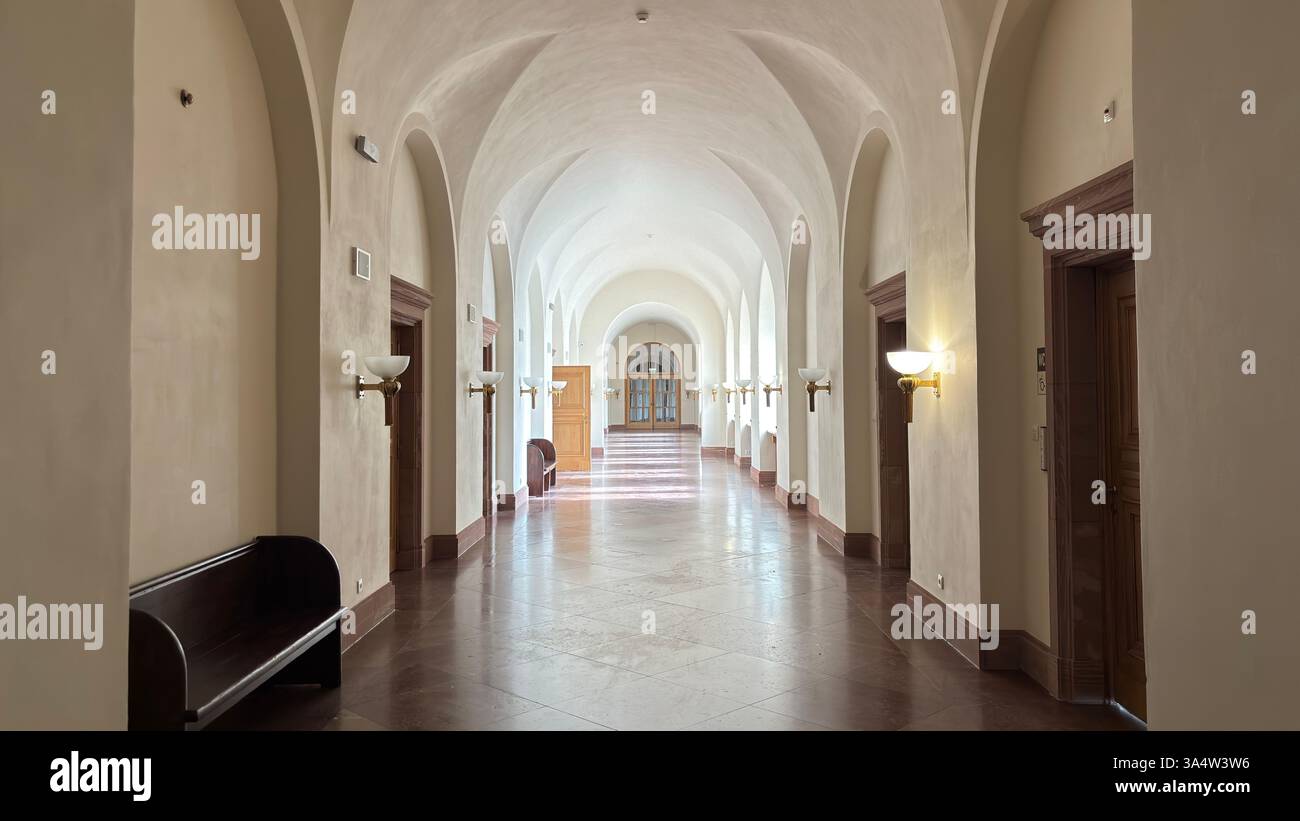 Vista interna del castello del Palazzo Imperiale a Poznan. Località turistica famosa per i vecchi edifici nel centro della città polacca - Immagine stock catturata con smartphone