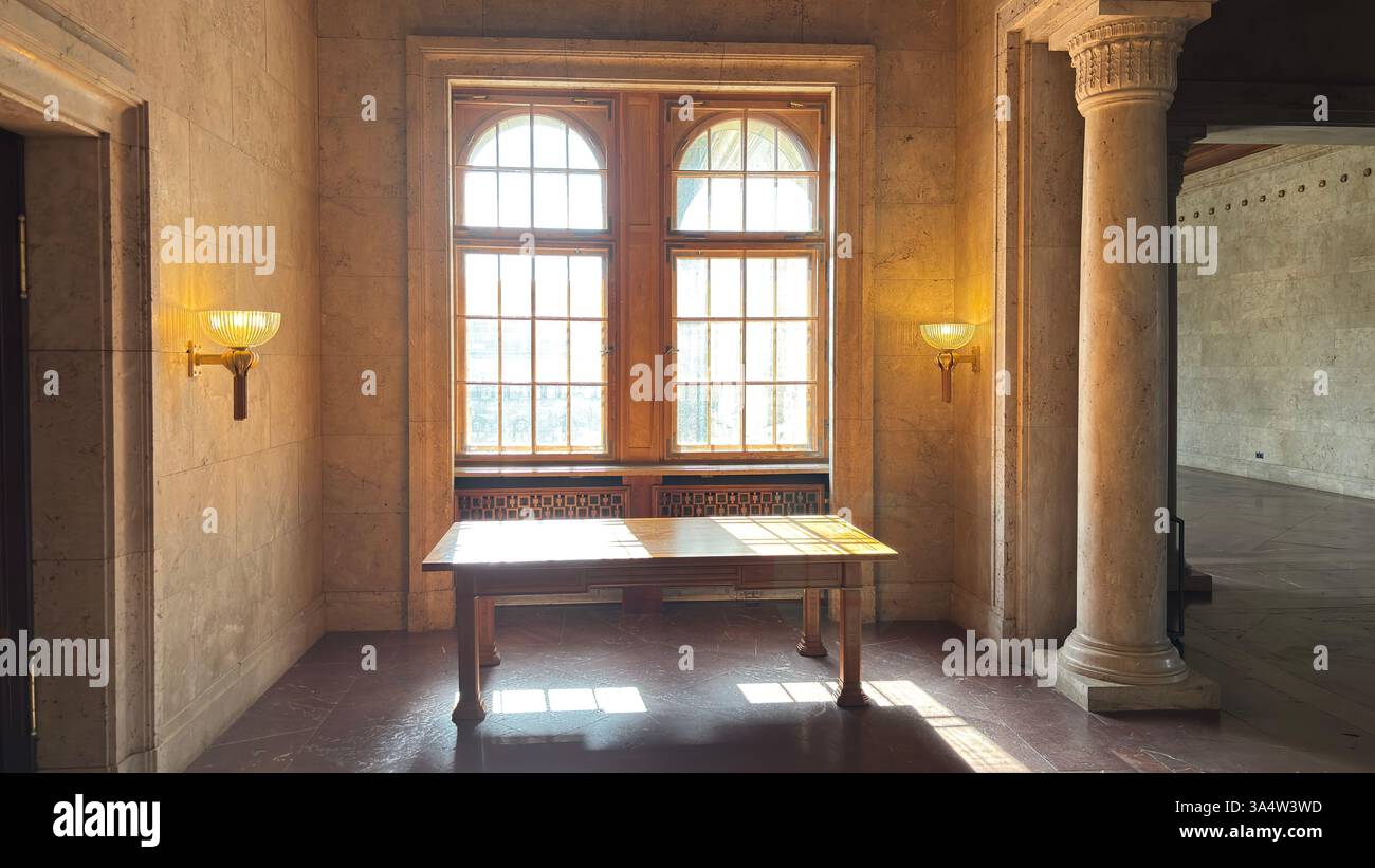 Vista interna del castello del Palazzo Imperiale a Poznan. Località turistica famosa per i vecchi edifici nel centro della città polacca - Immagine stock catturata con smartphone