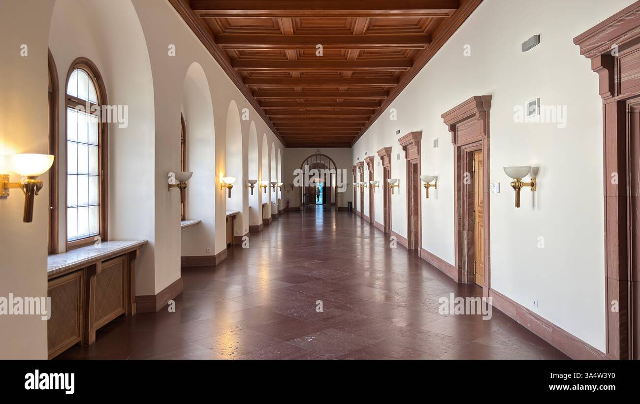 Vista interna del castello del Palazzo Imperiale a Poznan. Località turistica famosa per i vecchi edifici nel centro della città polacca - Immagine stock catturata con smartphone