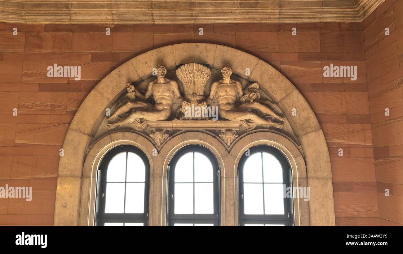 Vista interna del castello del Palazzo Imperiale a Poznan. Località turistica famosa per i vecchi edifici nel centro della città polacca - Immagine stock catturata con smartphone