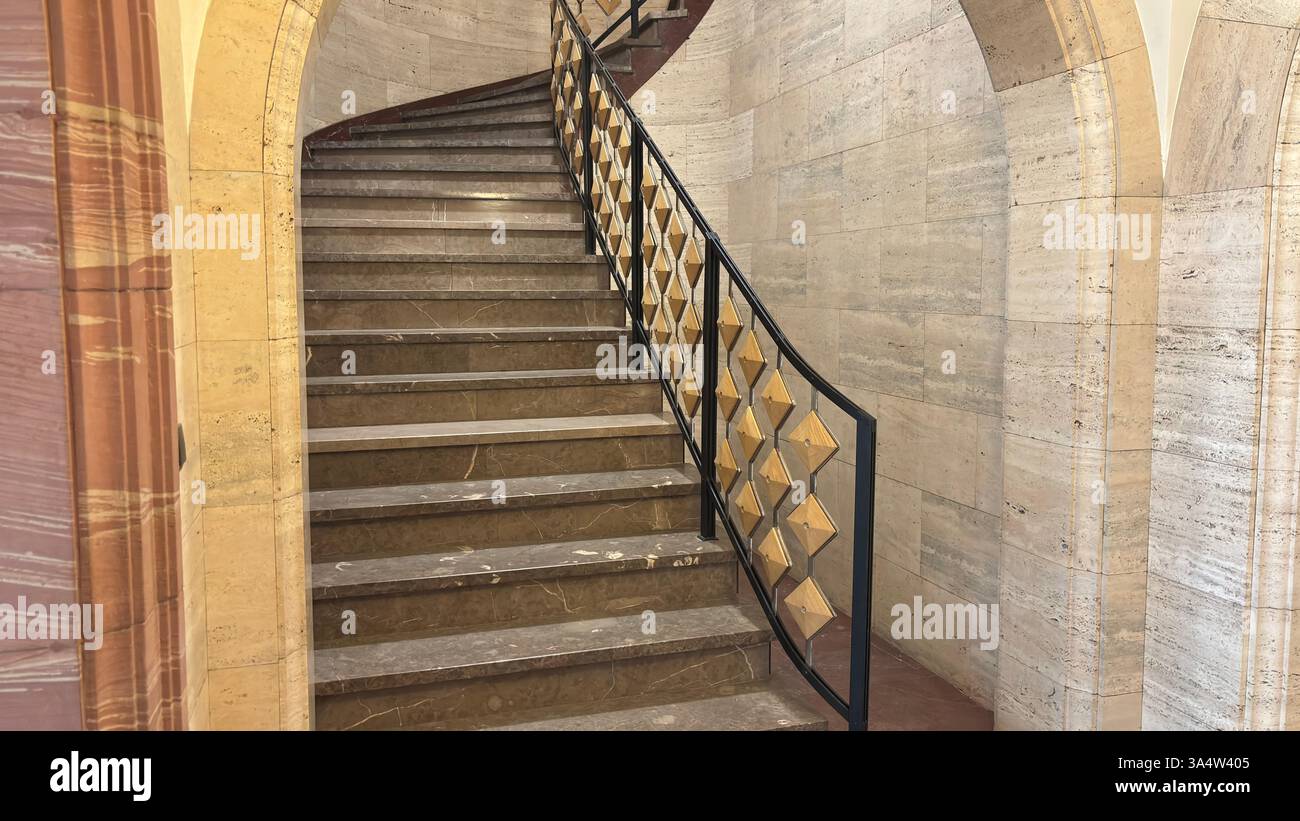 Vista interna del castello del Palazzo Imperiale a Poznan. Località turistica famosa per i vecchi edifici nel centro della città polacca - Immagine stock catturata con smartphone